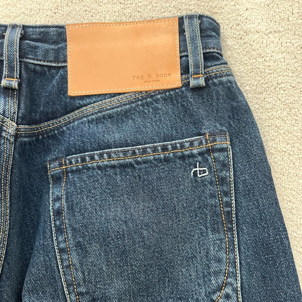 Dark wash fly button Rag & Bone jeans!